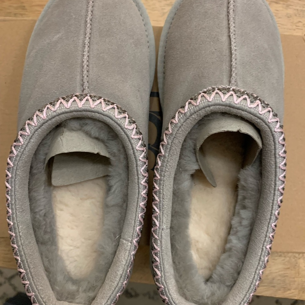 UGG Tasmans Womens 8 New in Box RARE Driftwood (gray/tan) with Pink Stitching
